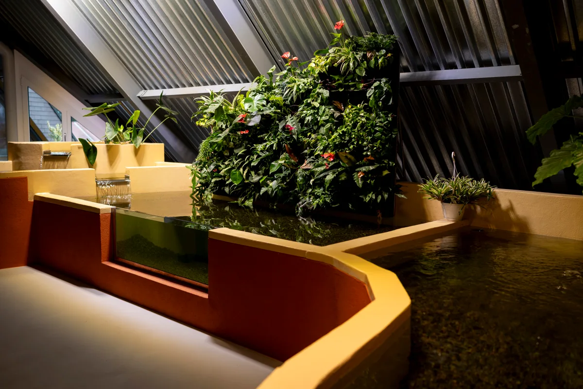 Ein grosser Brunnen im Präsentationsraum der Firma Umami.